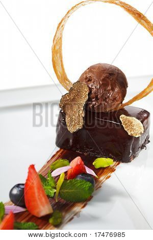 Ganache Dessert - dolce miscela di cioccolato e panna. Guarnito con Tartufo Bianco (white t