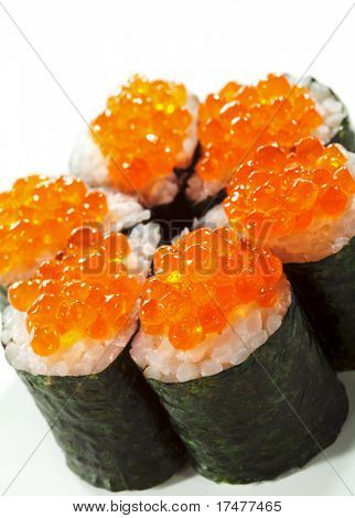 Ikura Maki Sushi - Roll con queso crema dentro. Con Ikura (huevas de salmón)