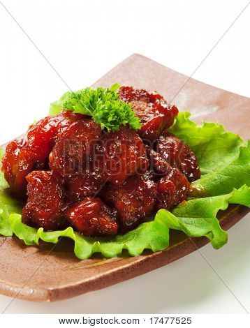 Japansk køkken - oksekød med sød peber dyb stegt i sur-sød Sauce. Garneret på salat blad, 