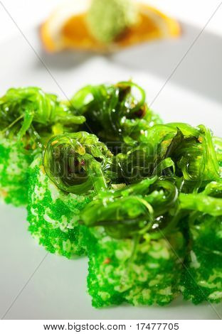 Chuka Roll gemaakt van gerookte paling en roomkaas binnen. Wasabi Tobiko (vliegende vis roe) buiten. Topp