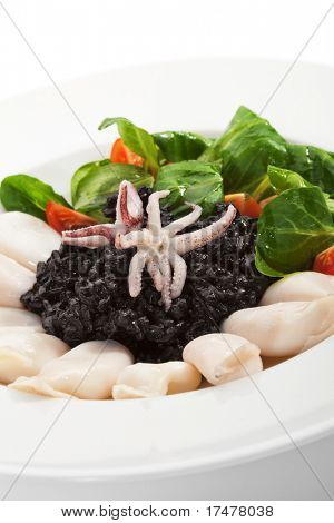 Czarne Risotto z mini Squid i Raclette sałatka