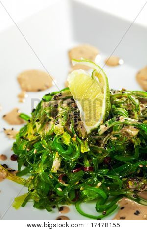 Japanse keuken - Chuka zeewier salade met noten saus. Geserveerd met kalk en Sesame