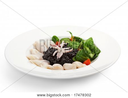 Czarne Risotto z mini Squid i Raclette sałatka