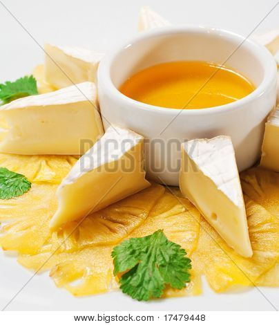 จาน - Camembert บนสดสับปะรดน้ำผึ้งซอส