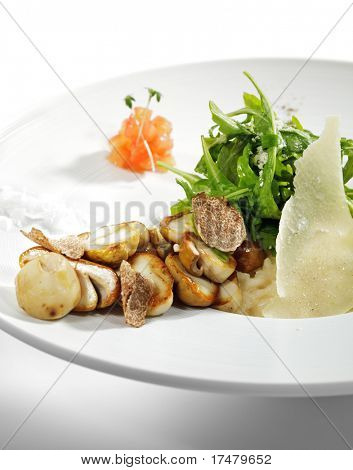 ルッコラ、Tartufo ビアンコ （白トリュフ） やポルチーニ茸とトマトのリゾット