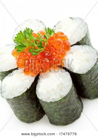 Ikura Maki Sushi - Roll con queso crema dentro. Con Ikura (huevas de salmón)