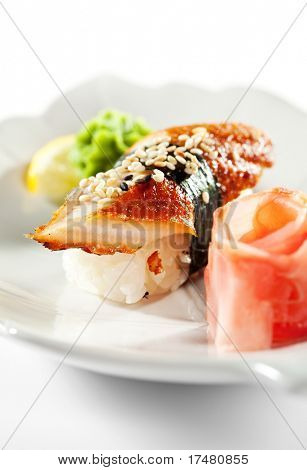 Cozinha japonesa - fumado enguia (unagui) Nigiri Sushi com gengibre e Wasabi