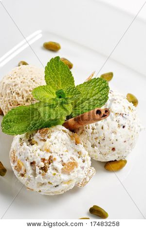 Dessert - hausgemachtes Eis mit frischer Minze und Zimt