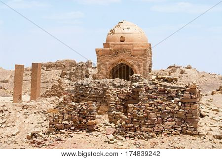 Ruin of a mausoleum building in the desert Marib, Yemen.