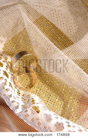 Zwei Goldene Ringe auf einen Hochzeitsschleier