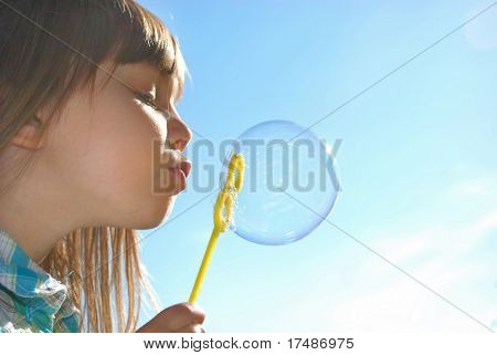 Puhaltavat saippuakuplia