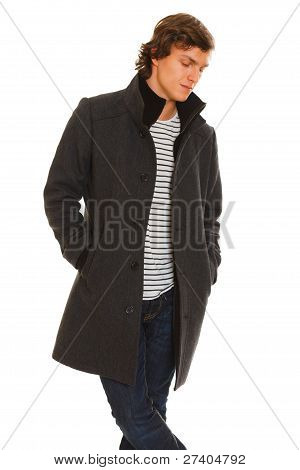 겨울 코트에 사려 깊은 젊은이의 초상