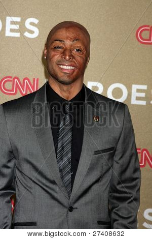 Los Angeles Dec 11: jr Martinez kommt in den 2011 Cnn Heroes Awards im Schrein Auditorium on Dez