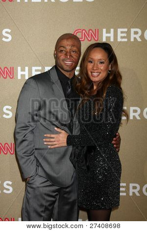 LOS ANGELES - DEC 11: JR Martinez kommt bei den 2011 CNN Heroes Awards im Shrine Auditorium on Dez