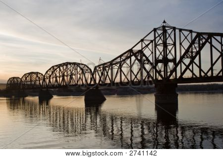 Most kolejowy nad rzeką Missouri