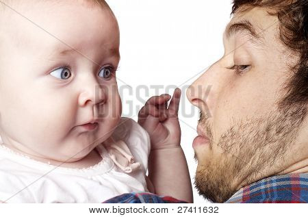 Bebê e pai com expressão engraçada