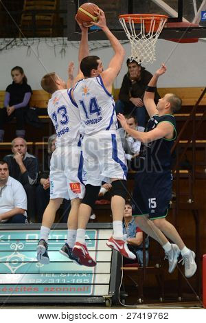 KAPOSVAR, Ungarn - 10. Dezember: Jozsef Lekli (14) in Aktion bei einem ungarischen Meisterschaft basketball 