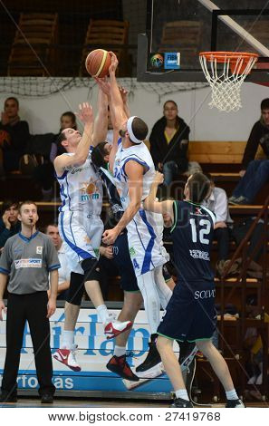 Kaposvar, Ungarn 10. Dezember: Michael fey (34) in Aktion an eine ungarische Tasse Basketball Spiel Kaposv