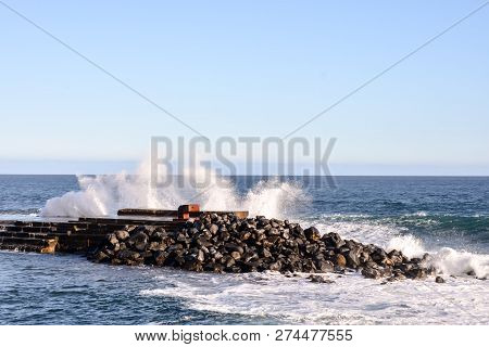 Photo Picture Of A Big Wave In The Ocean