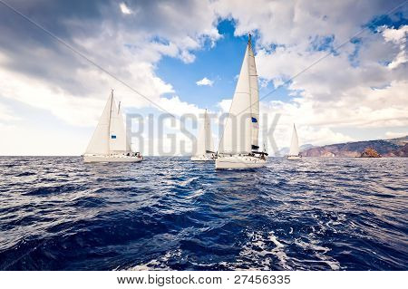 Iates de navio à vela com velas brancas