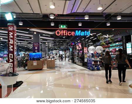 Chiang Rai, Thailand - December 17 : Unidentified People Looking For Stationery At Officemate Store 