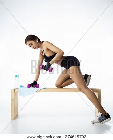 The Lady Is Wearing Exercise Siut,raising The Dumbbell Up,for Built Arm Muscle