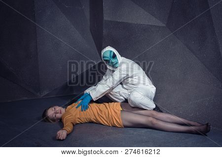 Alien Kidnapping Girl