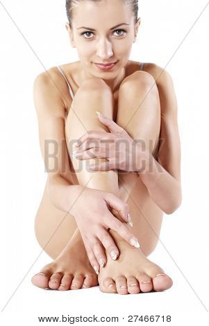 Giovane bella donna nuda seduta su un piano
