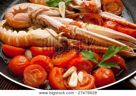 casseruola con scampi e pomodori close up