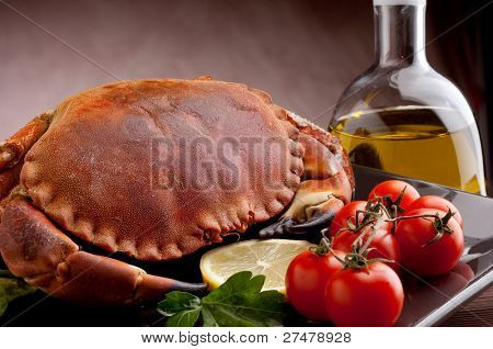 caranguejo com tomates frescos