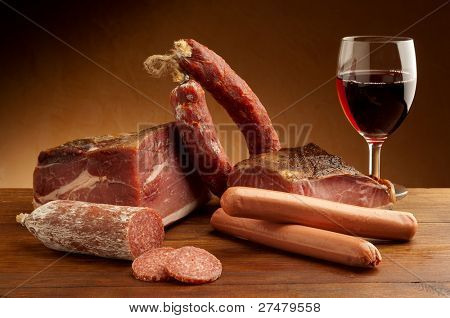 mélange de Parme jambon wurstel de saucisson et vin rouge