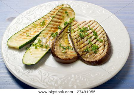 접시에 가지와 구이 zucchinis