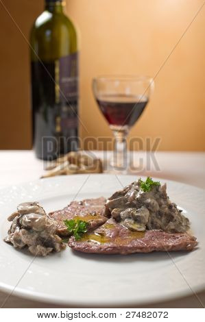 Scaloppina ai funghi porcini su salsa di panna