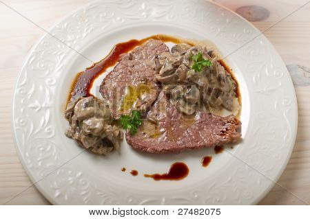 Scaloppina ai funghi porcini su salsa di panna e aceto balsamico
