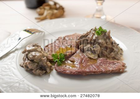 Scaloppina ai funghi porcini su salsa di panna
