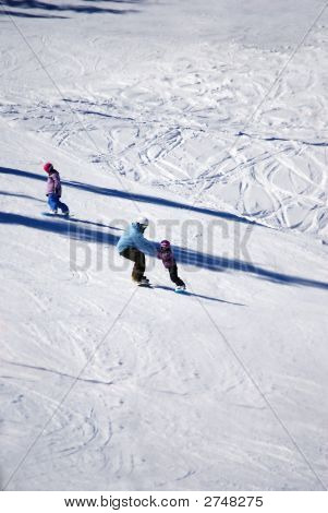 Mutter und Kinder Snowboard