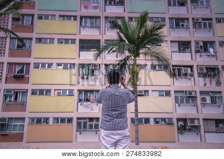 Choi Hung,hong Kong - September 2018 : Couple With View Of Choi Hung Estate With Colorful Rainbow De