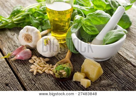 pesto sauce over skeen med ingredienser