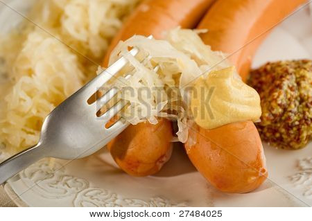 wurstel s kysaným zelím a hořčice
