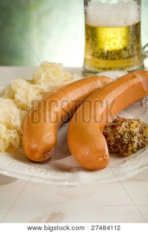 wurstel s kysaným zelím a sklenici piva