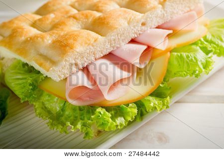 focaccia กับแฮมไก่งวง
