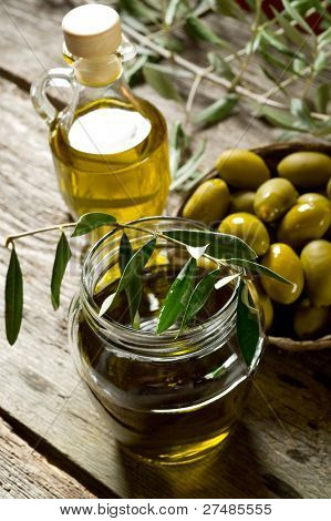 горшок из оливкового масла с оливками