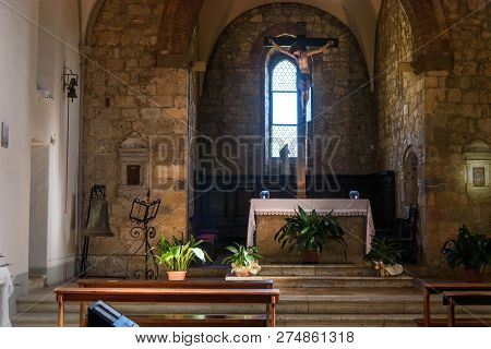 Monteriggioni, Italy - September 26, 2018: Interior Of Church Of Santa Maria Assunta In Monteriggion