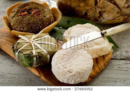 Vielzahl von französischem Käse über Käseplatte