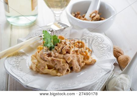 ořechy těstoviny v misce vidličkou