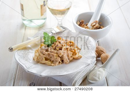 ořechy těstoviny v misce vidličkou
