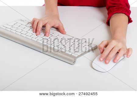 dziewczynka z bezprzewodowej Pc klawiatura i mysz