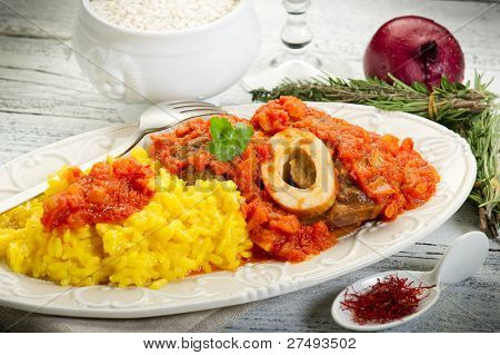 Knochenmark-Knochen mit Safranreis typische Mailand Rezept