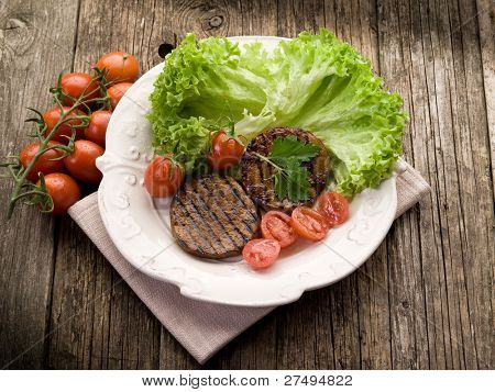 seitan alla griglia con pomodori e insalata