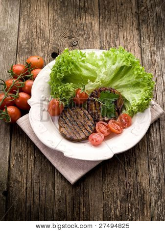 seitan alla griglia con pomodori e insalata